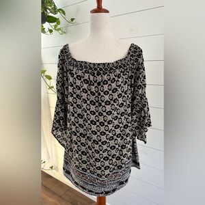 EXPRESS OFF THE SHOULDER GEOMETRIC PATTERN BLOUSE. SIZE LARGE
